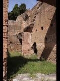 04062 ostia - regio i - insula vii - caseggiato dei misuratori del grano (i,vii,1-2) - raum re der treppe - 09-2023.jpg